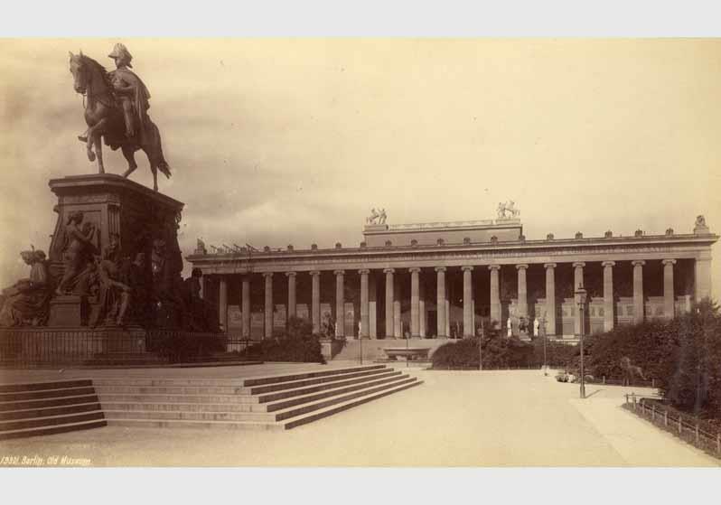 Blick auf das Reiterdenkmal "König Friedrich Wilhelm III" von Albert Wolff vor dem Hintergrund des Alten Museums