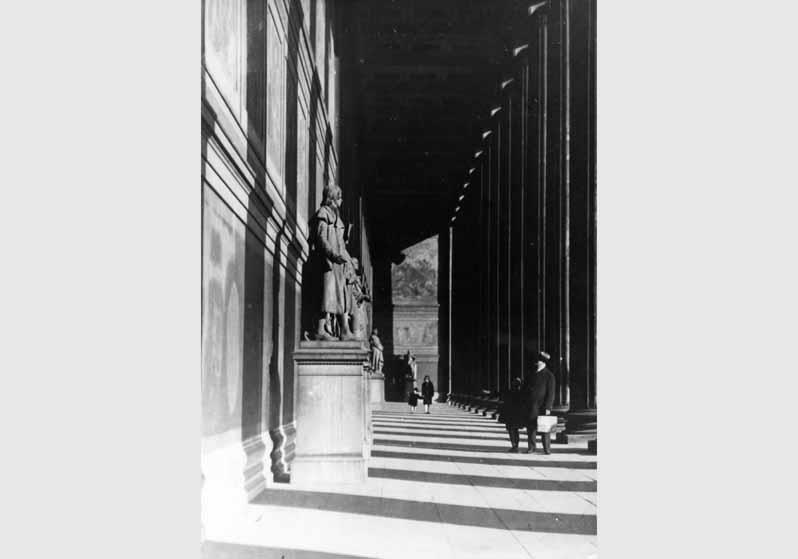 Blick in die Vorhalle des Alten Museums