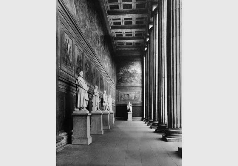 Blick in die Vorhalle des Alten Museums mit Mamorstatuen und Fresken
