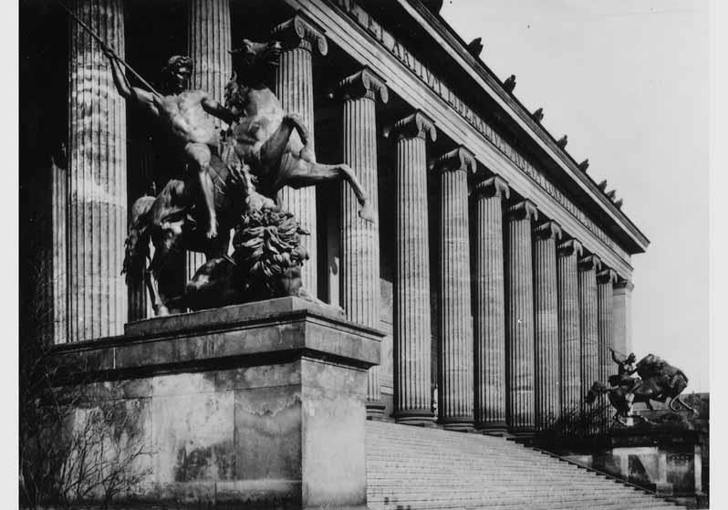 Blick auf die Amazonengruppe von August Kiss und der Löwenkämpfergruppe von Albert Wolff vor dem Eingangsbereich des Alten Museums