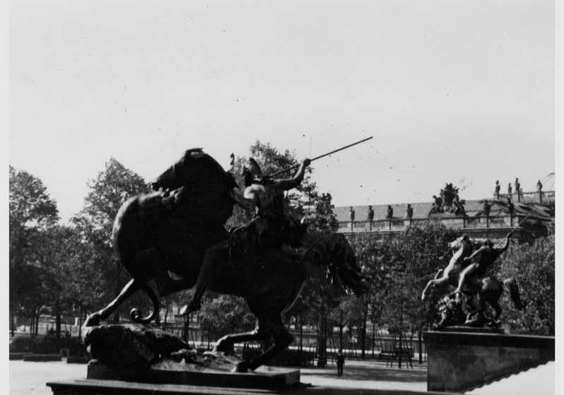 Blick auf die Amazonengruppe von August Kiss und der Löwenkämpfergruppe von Albert Wolff vor dem Alten Museum