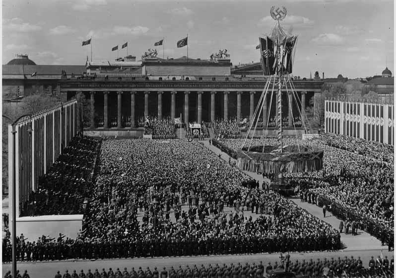 Paradeaufzug im Lustgarten vor dem Alten Museum anlässlich der Feierlichkeiten zum 01. Mai 1937
