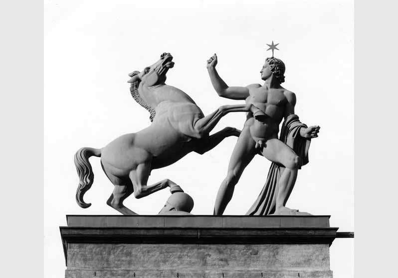 Blick auf die Rossbändigergruppe von Christian Friedrich Tieck auf dem Dach des Alten Museums