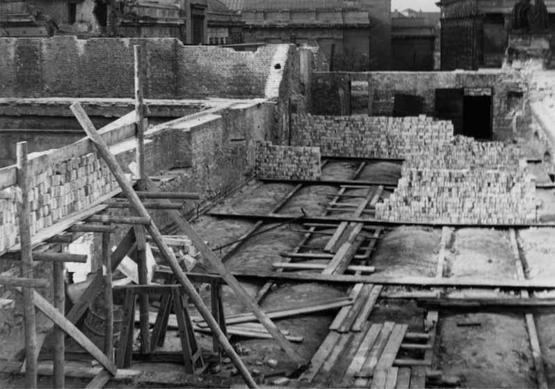 Blick auf das zum Teil zerstörte Dachgeschoss des Alten Museums