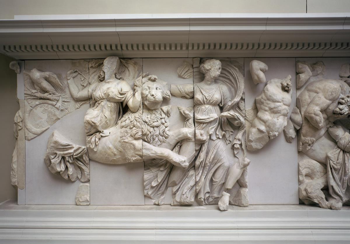 Pergamonaltar, Südfries - Ausschnitt: Göttermutter Rhea / Kybele greift als Löwenreiterin in den Kampf ein, links oben der Adler des Zeus