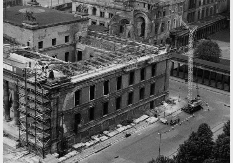 Blick vom Berliner Dom auf die Bauarbeiten am Alten Museum