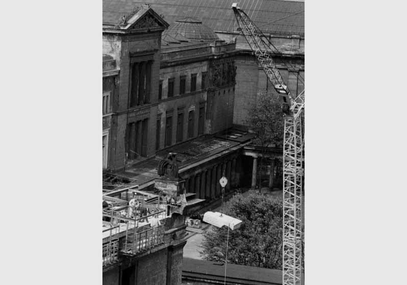 Blick vom Berliner Dom auf die Bauarbeiten am Alten Museum vor dem Hintergrund des Neuen Museums und der Kolonnaden