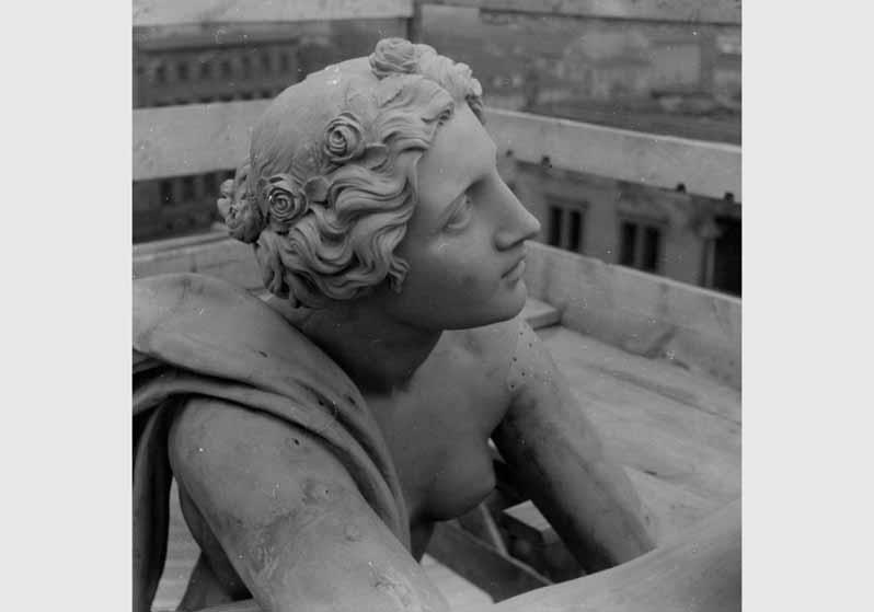 Blick auf einen Teil der Gruppe "Muse, Pegasus labend" von Hermann Schievelbein auf dem Dach des Alten Museums