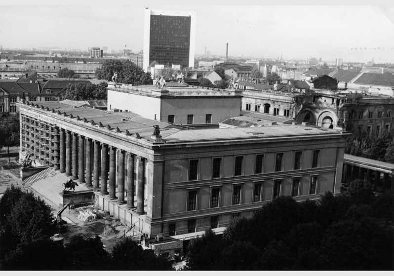 Blick vom Berliner Dom auf das Alte Museum