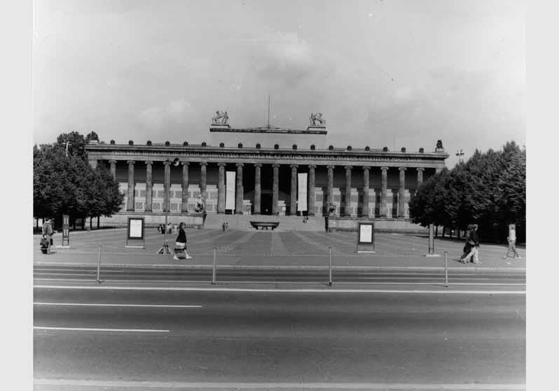 Blick von Unter den Linden auf den Lustgarten und das Alte Museum