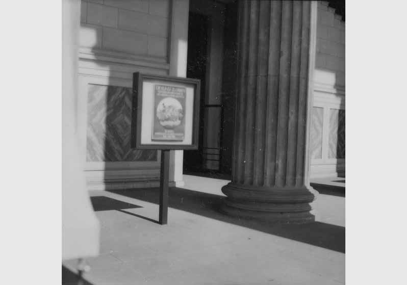 Eingangsbereich des Alten Museums mit Informationskasten