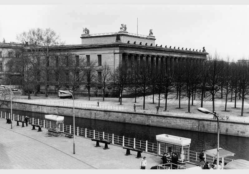Blick über den Kupfergraben auf das Alte Museum