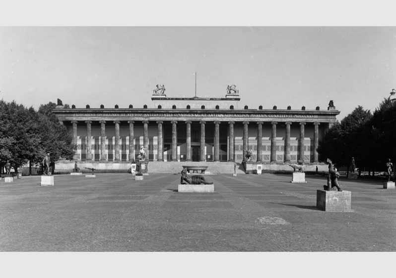 Blick auf den Lustgarten mit Skulpturen vor dem Hintergrund des Alten Museums