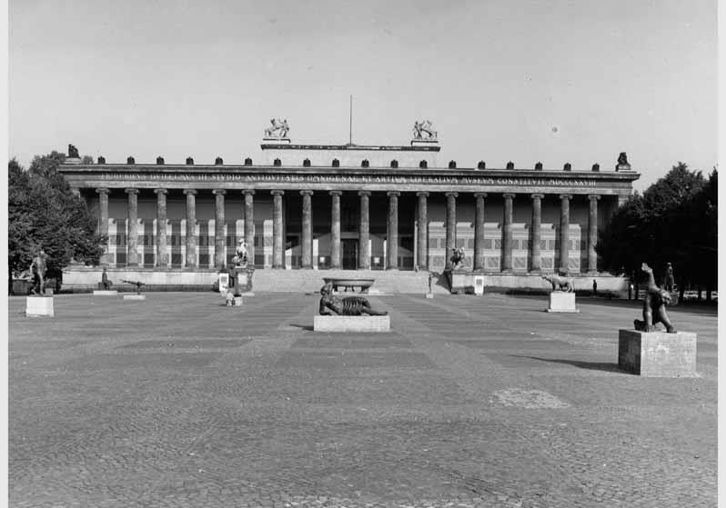 Blick auf Skulpturen im Lustgarten vor dem Hintergund des Alten Museums