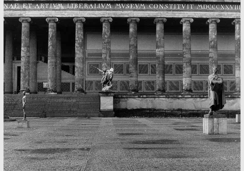 Blick auf Skulpturen im Lustgarten vor dem Hintergund des Alten Museums