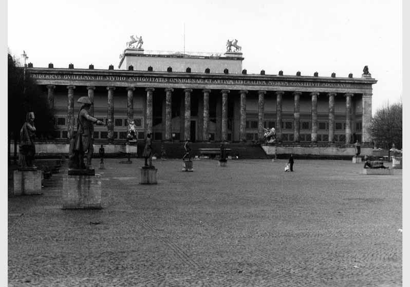 Blick auf Skulpturen im Lustgarten vor dem Hintergund des Alten Museums