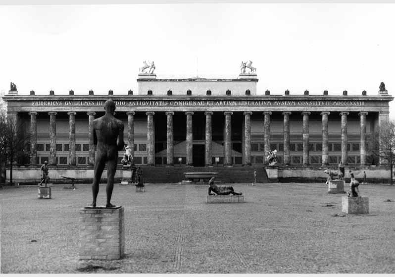 Blick auf Skulpturen im Lustgarten vor dem Hintergund des Alten Museums