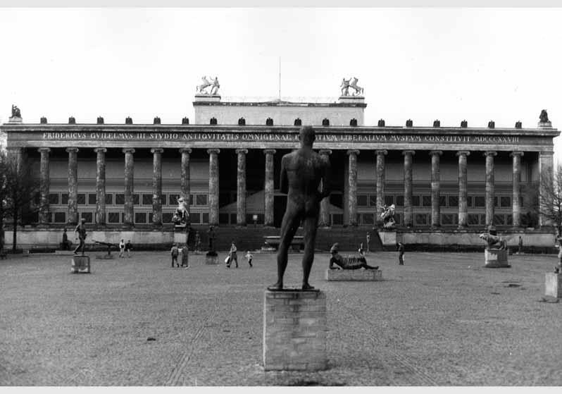 Blick auf Skulpturen im Lustgarten vor dem Hintergund des Alten Museums