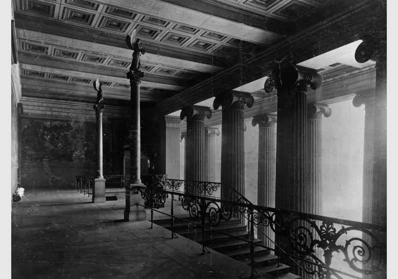 Blick auf den Treppenaufgang im Vestibül im Alten Museum