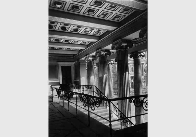 Treppenaufgang im Vestibül des Alten Museums