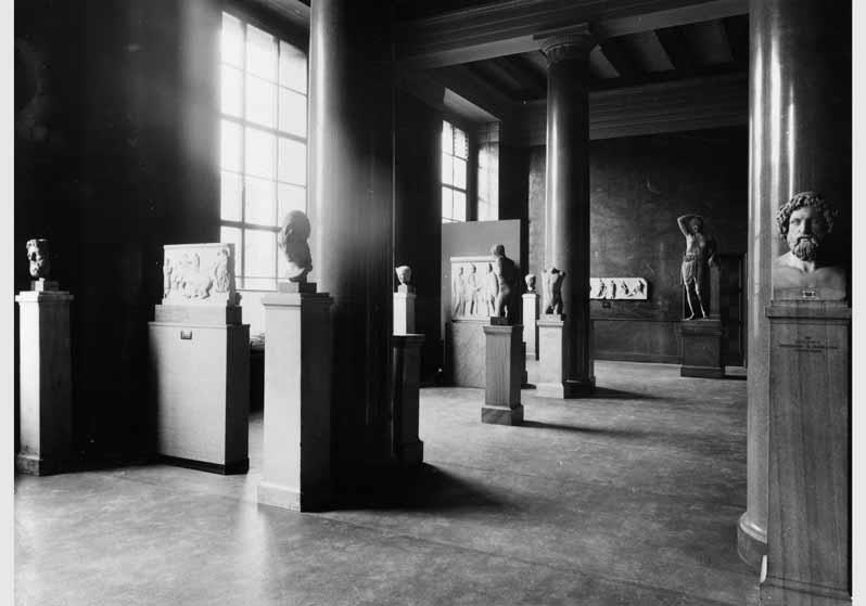 Aufstellung der Antikensammlung im Alten Museum, Westsaal, Griechische Kunst des V. Jahrhunderts