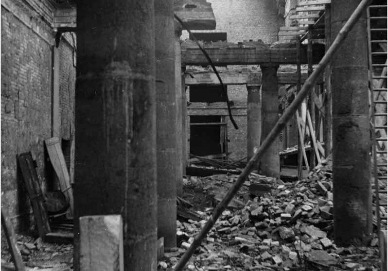 Blick in einen zerstörten Raum des Alten Museums