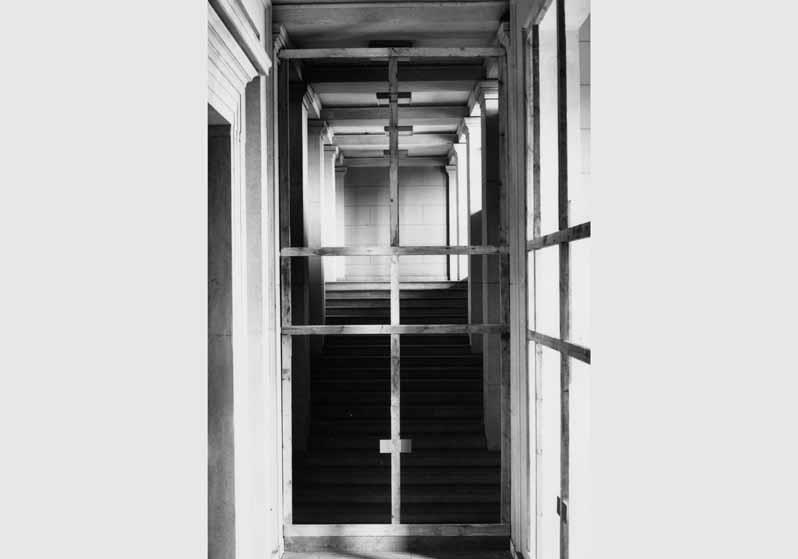 Flur mit Treppenaufgang im Alten Museum