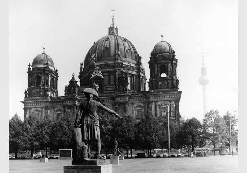 Blick auf die Skulptur "Generalfeldmarschall Jacob Keith" von August Kiss im Lustgarten vor dem Hintergrund des Berliner Doms
