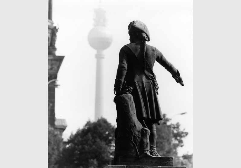 Blick auf die Skulptur "Generalfeldmarschall Jacob Keith" von August Kiss im Lustgarten vor dem Hintergrund des Fernsehturms
