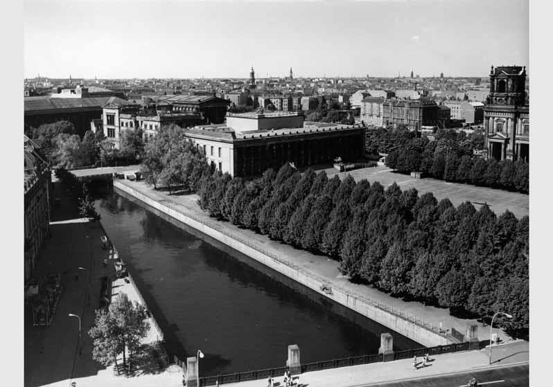 Blick über den Lustgarten auf das Alte Museum