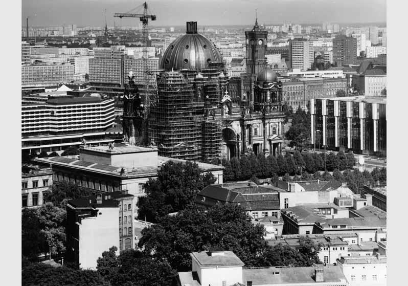 Blick von Westen auf das Alte Museum, den Berliner Dom und den Palast der Republik