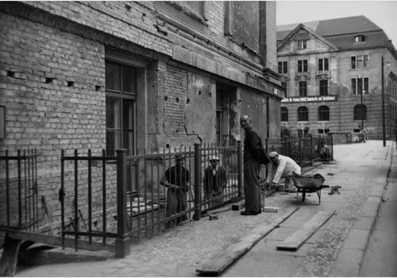 Blick in die Bodestraße auf Räumungsarbeiten vor dem Alten Museum