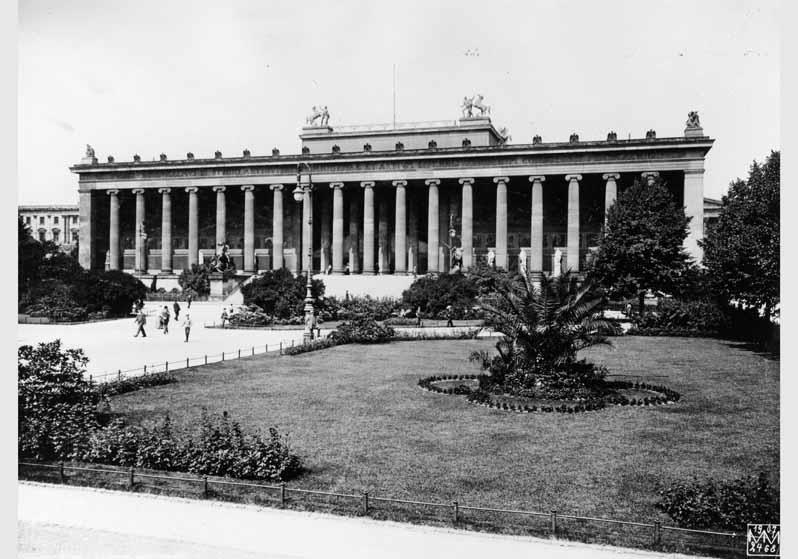 Blick auf den Lustgarten vor dem Hintergrund des Alten Museums