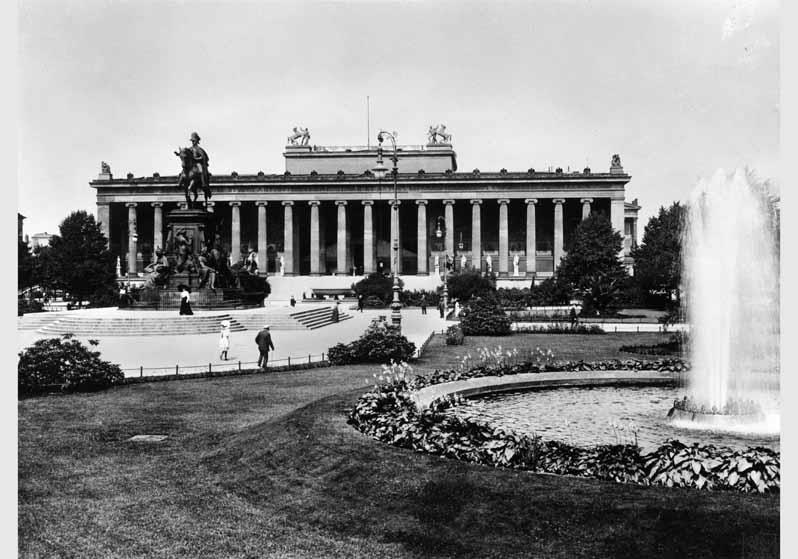 Blick auf das Reiterdenkmal "König Friedrich Wilhelm III" von Albert Wolff und den Brunnen vor dem Hintergrund des Alten Museums