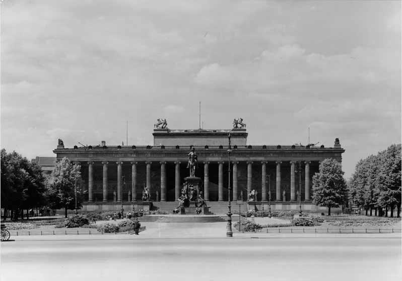 Blick auf das Reiterdenkmal "König Friedrich Wilhelm III" von Albert Wolff vor dem Hintergrund des Alten Museums
