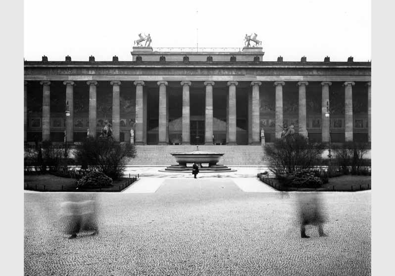 Blick auf die Granitschale von Gottlieb Christian Cantian vor dem Hintergrund des Alten Museums