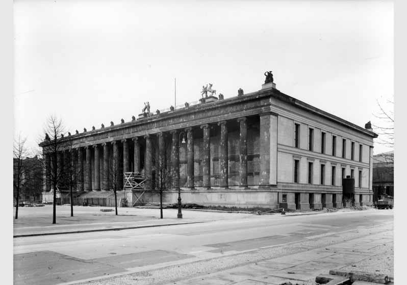 Blick auf die eingerüstete Amazonengruppe von August Kiss und die Löwenkämpfergruppe von Albert Wolff vor dem Eingangsbereich des Alten Museums