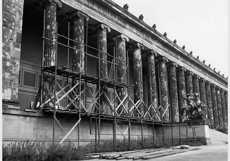 Blick auf die Löwenkämpfergruppe von Albert Wolff und auf die zum Teil eingerüstete Vorhalle des Alten Museums
