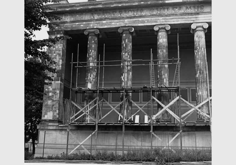 Blick auf die zum Teil eingerüstete Vorhalle des Alten Museums