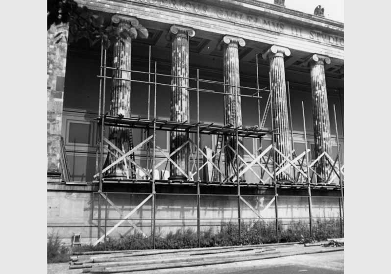 Blick auf die zum Teil eingerüstete Vorhalle des Alten Museums
