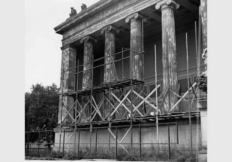 Blick auf die zum Teil eingerüstete Vorhalle des Alten Museums
