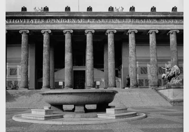 Blick auf die Granitschale von Gottlieb Christian Cantian vor dem Eingangsbereich des Alten Museums