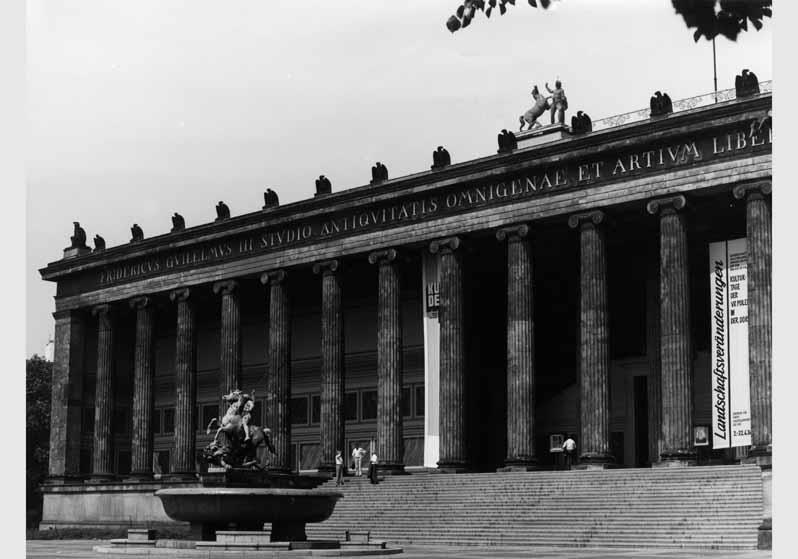Blick auf die Granitschale von Gottlieb Christian Cantian und die Löwenkämpfergruppe von Albert Wolff vor dem Hintergrund des Alten Museums