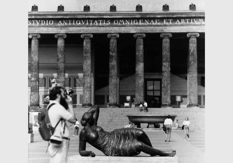 Blick auf Skulpturen im Lustgarten vor dem Hintergund des Alten Museums