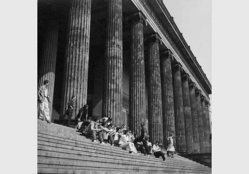 Besucher an der Freitreppe des Alten Museums