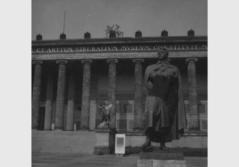 Blick auf die Skulptur "Karl Friedrich Schinkel" von Johann Friedrich Drake und auf die "Amazonengruppe" August Kiss vor dem Hintergrund des Alten Museums