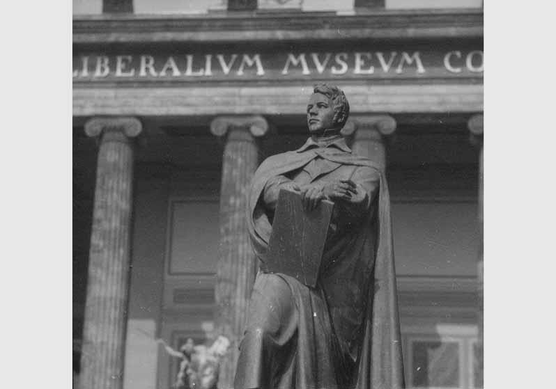 Blick auf die Skulptur "Karl Friedrich Schinkel" von Johann Friedrich Drake vor dem Hintergrund des Alten Museums