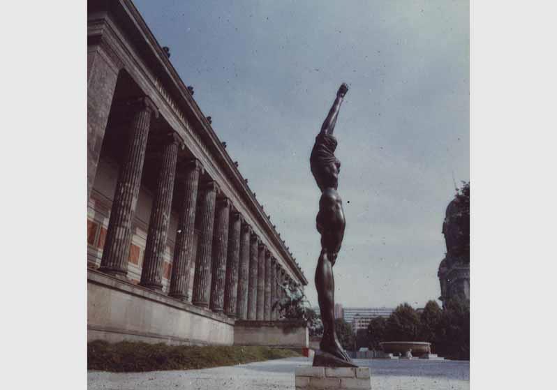 Blick auf die Plastik "Die Große Neeberger" von Wieland Förster vor dem Hintergrund des Alten Museums