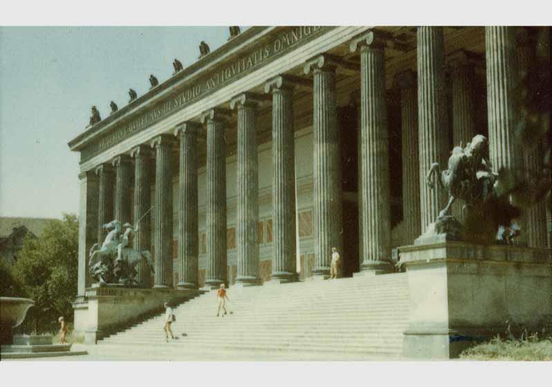 Blick auf die Amazonengruppe von August Kiss und der Löwenkämpfergruppe von Albert Wolff vor dem Hintergrund des Alten Museums