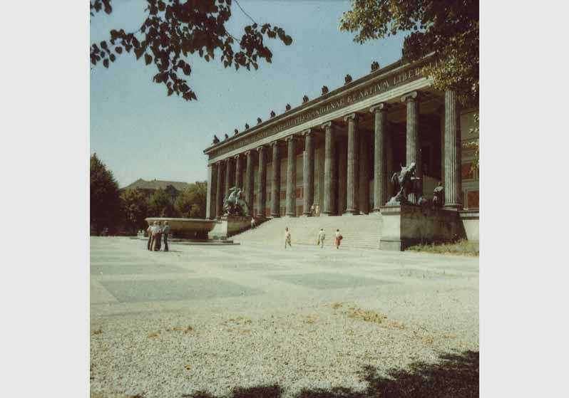 Blick auf die Granitschale von Christian Gottlieb Cantian, die Amazonengruppe von August Kiss und der Löwenkämpfergruppe von Albert Wolff vor dem Hintergrund des Alten Museums